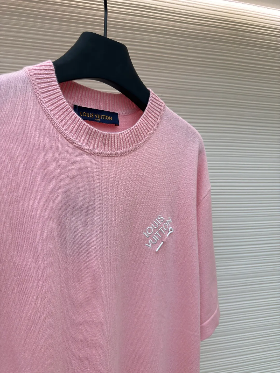 LOUIS VUITTON embroidered letter pin short sleeves ●Authentic product: Purchased and developed by 8766 ●Item number: 1680115-A50 ●Fabric: Dyeing fully combed cotton yarn weaving ●Technology: knitting ●Version: Fitted version ●Size: XS-S-M-L ●Description: Weaved using custom-woven, custom-dyed, fully combed 100% cotton yarn. A 14-needle computerized flat knitting machine is used to weave single-sided wool tissue according to the original version. The entire garment piece takes 6-7 hours per piece. The letters on the chest are sewn at a ratio of 1:1. All details are processed and finished by hand. The next operation can only be carried out after manual thread picking, knotting, inspection, and spot checks. Partial jacquard on one side requires a long time on the loom, the loss variables are unstable, and the scrap rate is high; especially for customized dyeing according to the Y version, to distinguish the wrong color and the big head version on the market. The overall wiring is straight and delicate, the fabric is comfortable and soft, and the color is consistent without color difference. It can be matched with the same style to create a fashionable look and control various occasions. Customized accessories, complete with three standards, same style for men and women!